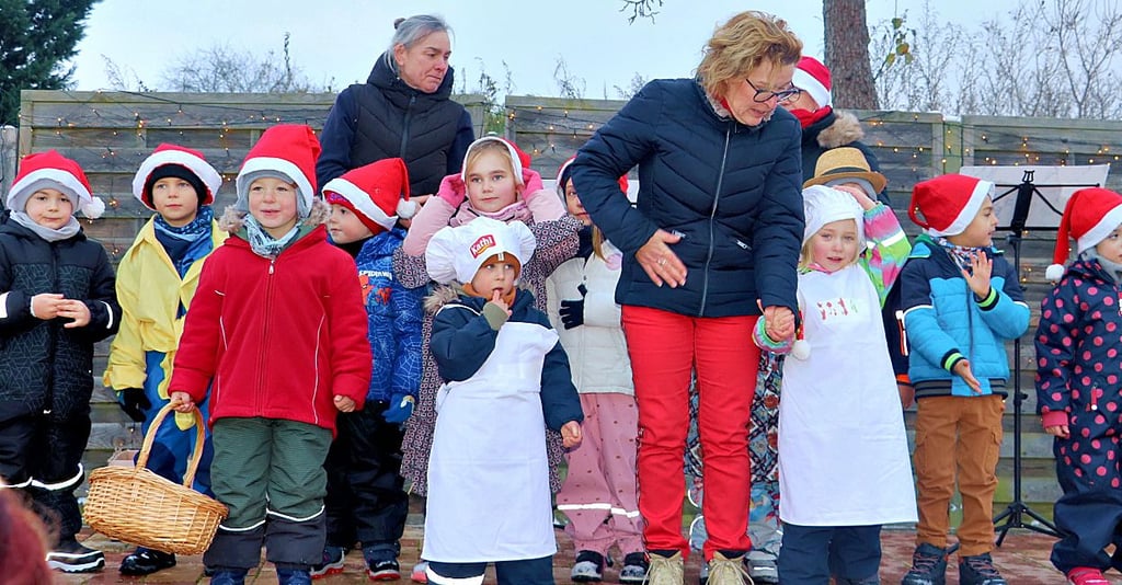 Mädchen und Jungen der Derbener Kindertagesstätte „Elbschlümpfe“ eröffneten das Lichterfest in Derben mit einem kleinen Programm.