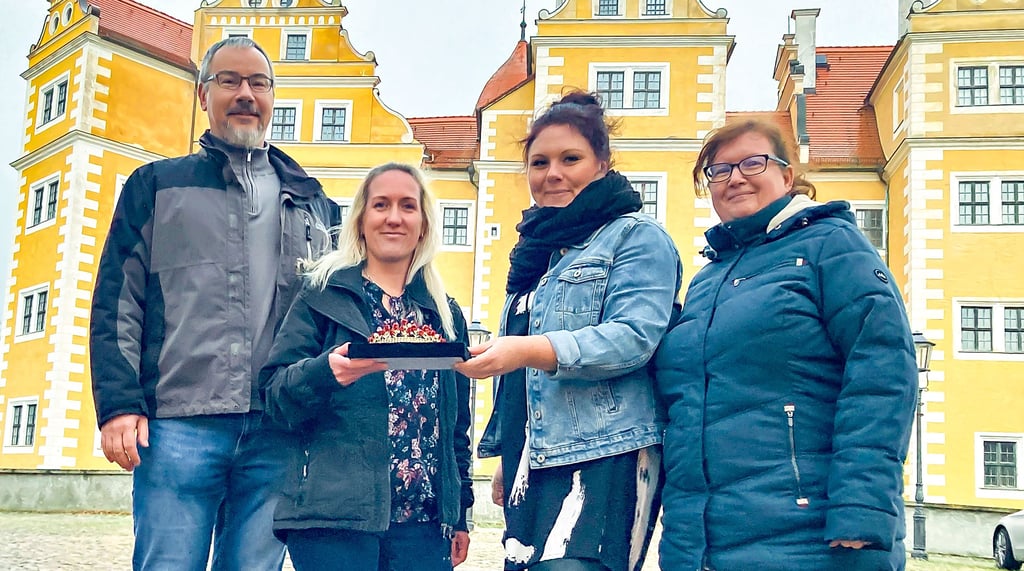 Sie entscheiden, wer als Nächste die Krone der Rosenprinzessin von Annaburg tragen wird. Ein Teil des Auswahlkomitees besteht aus Bürgermeister Stefan Schmidt (v.l.), Vorstand des Fördervereins Grundschule Annaburg, Daniela Schmidt, Julia Maßmann und Christina Matthias.