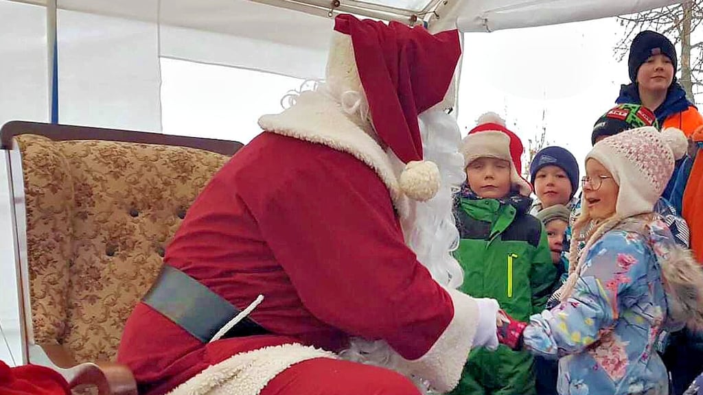 Zum 25. Ferchländer Weihnachtsmarkt kam der Weihnachtsmann mit der Kutsche und verteilte kleine Geschenke an die Kinder.