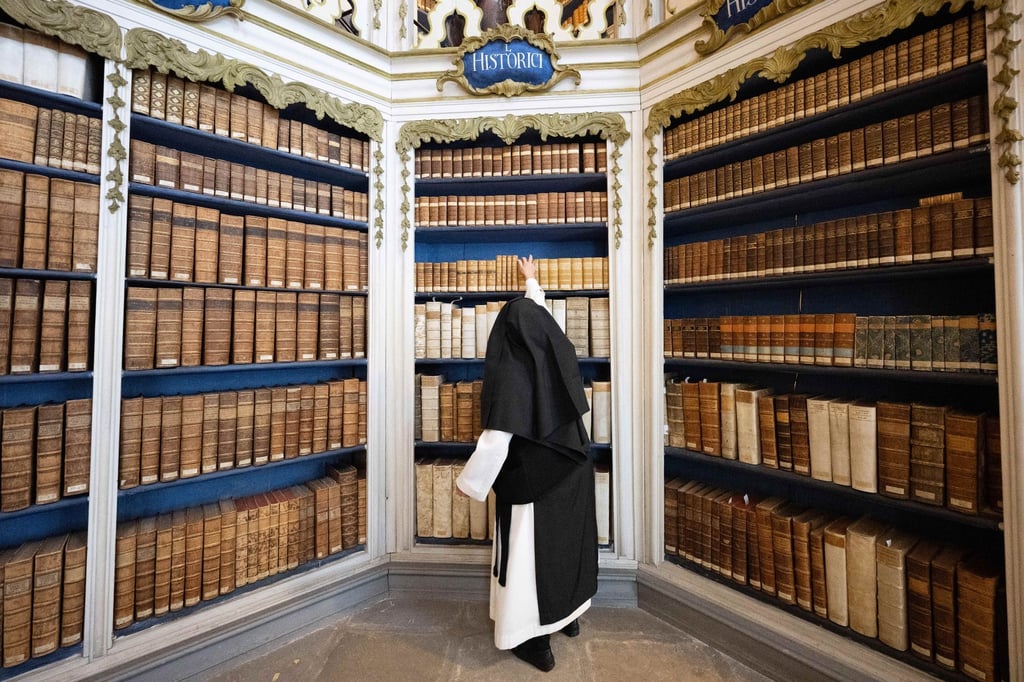 Elisabeth Vaterodt Ocist, Äbtissin, steht in der Bibliothek im Kloster St. Marienthal.