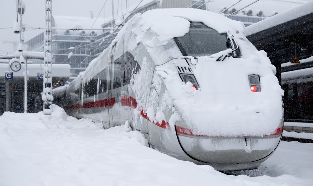 Ein ICE steht auf einem verschneiten Gleis am Münchner Hauptbahnhof.