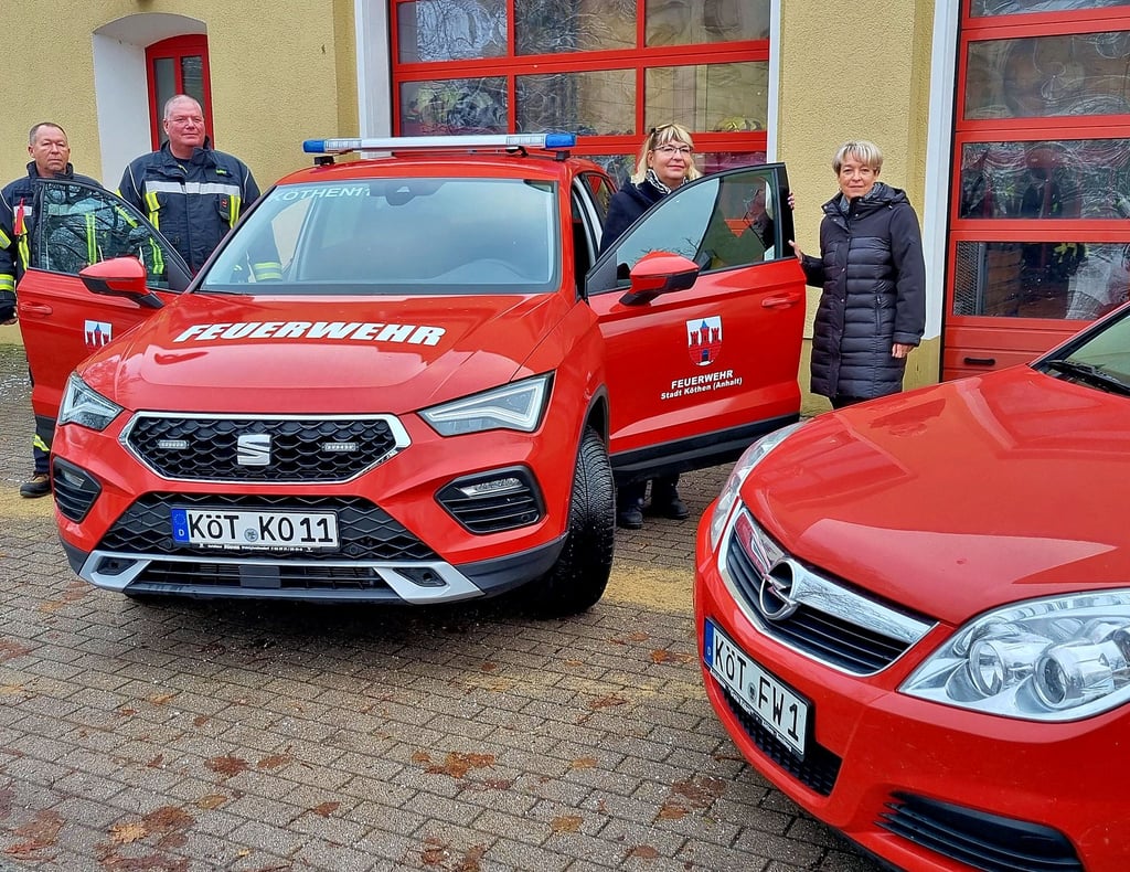 Der Opel hat ausgedient, der Seat kommt: Yves Kluge und Stadtwehrleiter Heiko Schmidt übernehmen im Beisein von Ordnungsamtsleiterin Claudia Mikolay und Bürgermeisterin Christina Buchheim ein neues Kommandofahrzeug.