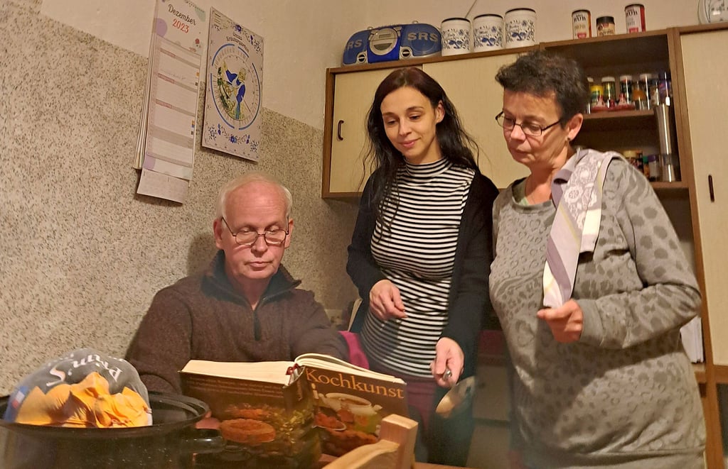 Diana Buchmann (Mitte) aus Mansfeld mit ihren Eltern Frank und Ilona beim Studieren der Rezepte.