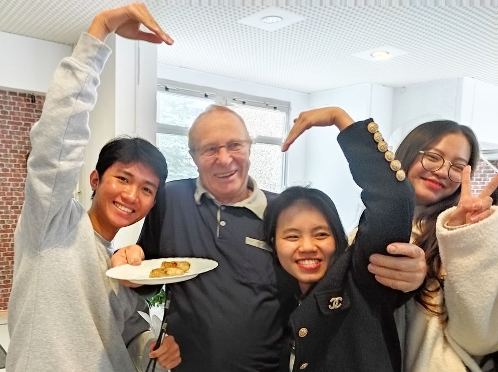 Herzlich in ihre Runde aufgenommen haben die Azubis bei einem Brunch unter anderem Emil Husse (Mitte).