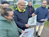 Burger Stadträte und Bürgermeister Philipp Stark schauen sich die von Sandy Arndt (l.) gesammelten Zeitungsausschnitte über die Sanierung des Madelschen Fenn aus dem Jahr 2012 an. 