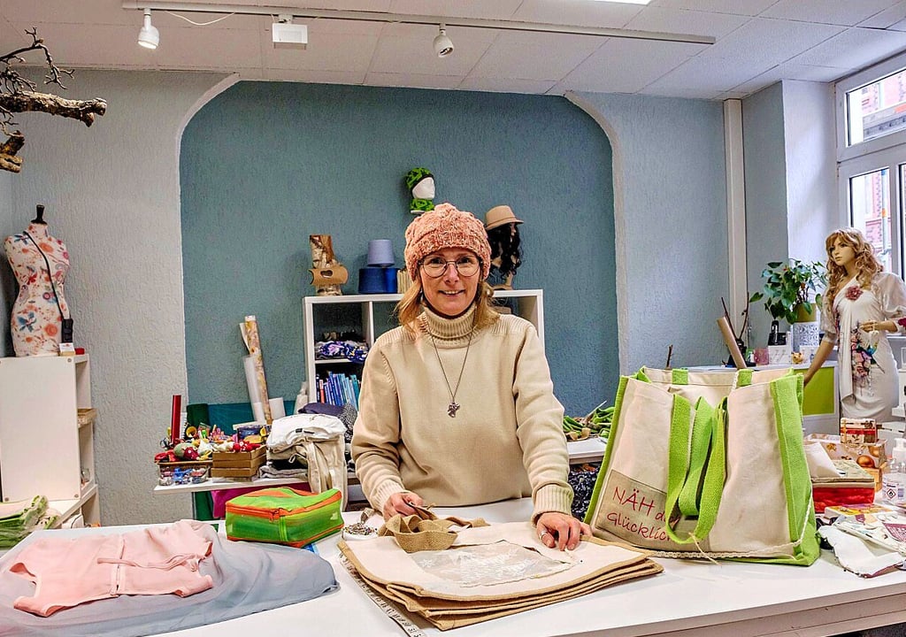 Katrin Deisinger in ihrem Schneideratelier. Sie bereitet das Projekt „Näh dich glücklich“ für den kommenden Sonnabend vor.