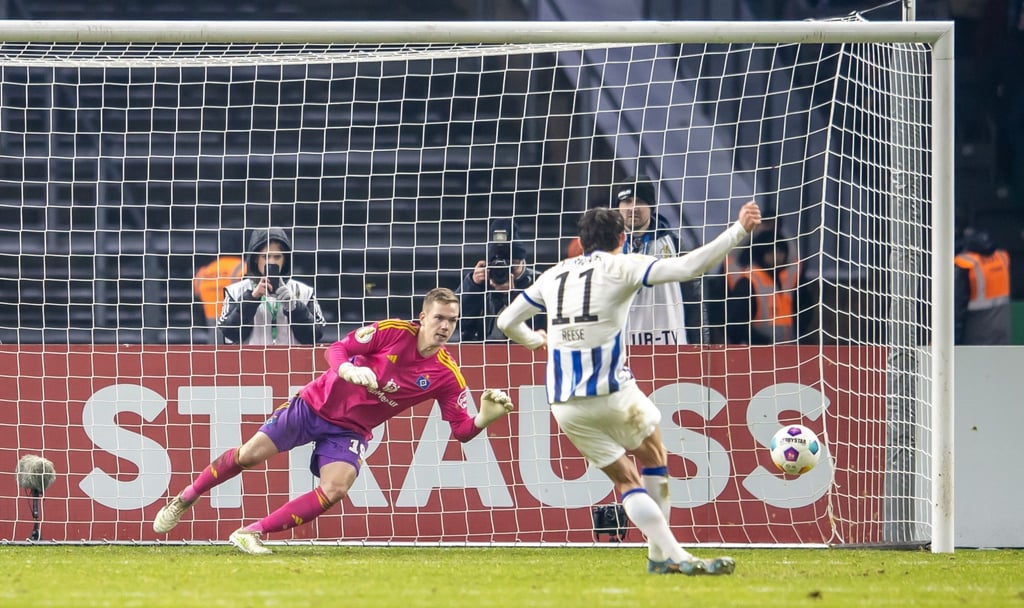 Traf in der regulären Spielzeit doppelt und verwandelte den entscheidenden Elfmeter: Herthas Fabian Reese (r).