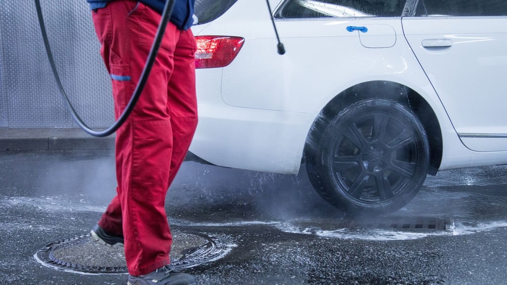 Bevor es in der Waschanlage losgeht sollten Schmutz- und Eisreste in einer Vorwäsche vom Auto entfernt werden.