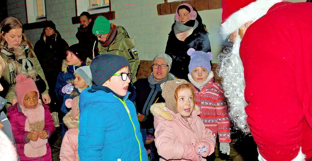 Der Weihnachtsmann sorgte für strahlende Kinderaugen, ehe es am Vereinsheim der Biker rund ging.
