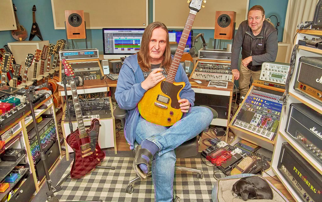 Komponist Jörg Wartmann (Mitte) in seinem Bernburger Studio mit „Tänzchentee“-Bassist Andreas Koch und Hündin Erna.