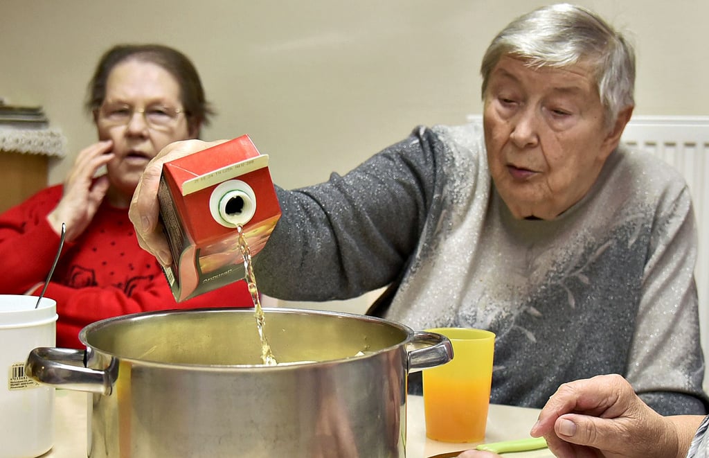 Im Gespräch mit der Betreuerin erinnern sich die Seniorinnen, welche die nächsten Schritte sind.