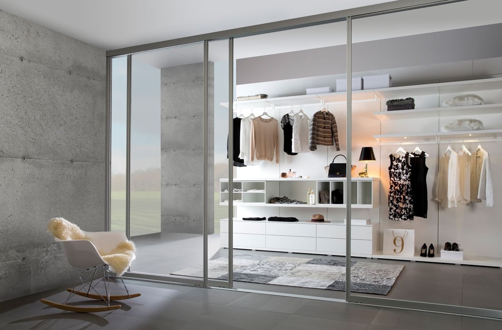 High End: So ein gläserner, begehbarer Kleiderschrank wie von Noteborn wirkt elegant.