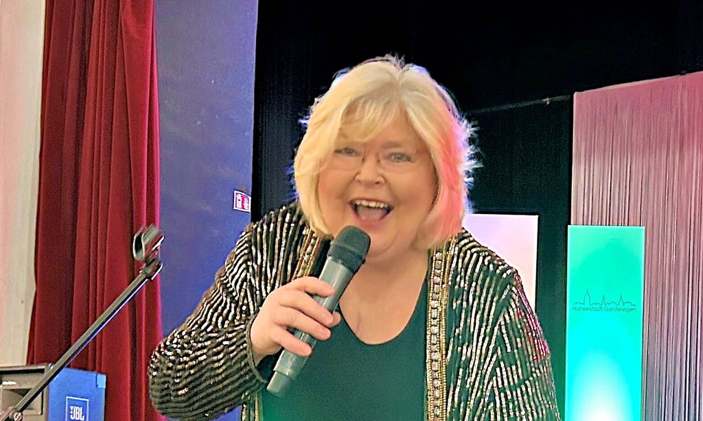 Gerda Gabriel verbreitet mit ihren Liedern weihnachtliche Stimmung unter den Besuchern im Schützenhaus.