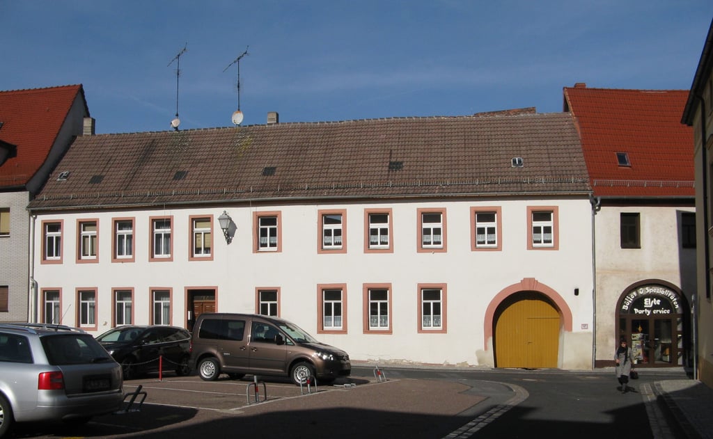 Am 5. Dezember 1878 wurde in diesem ehemaligen Eisleber Gasthof die „Herberge zur Heimat“ eröffnet. 1948 hielt hier der evangelische Kindergarten Einzug, der 2011 am Andreaskirchplatz größere Räumlichkeiten erhielt.