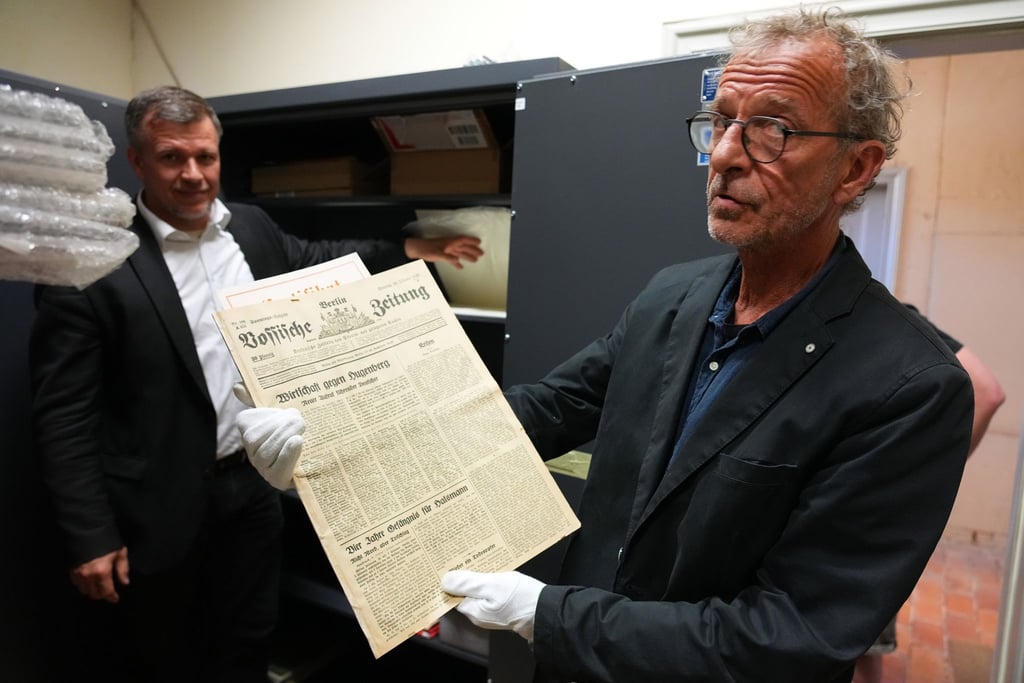 Landrat Ralf Reinhardt (l) und Leiter Peter Böthig mit der „Vossischen Zeitung“ vom 20.10.1929 mit einem Artikel von Kurt Tucholsky.