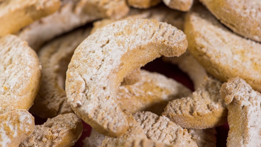 Vanillekipferl aus dem Supermarkt sind nicht nur teurer, sondern können manchmal laut Verbraucherschützern auch qualitativ nicht mit selbst gebackenen Plätzchen mithalten.