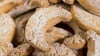 Vanillekipferl aus dem Supermarkt sind nicht nur teurer, sondern können manchmal laut Verbraucherschützern auch qualitativ nicht mit selbst gebackenen Plätzchen mithalten.