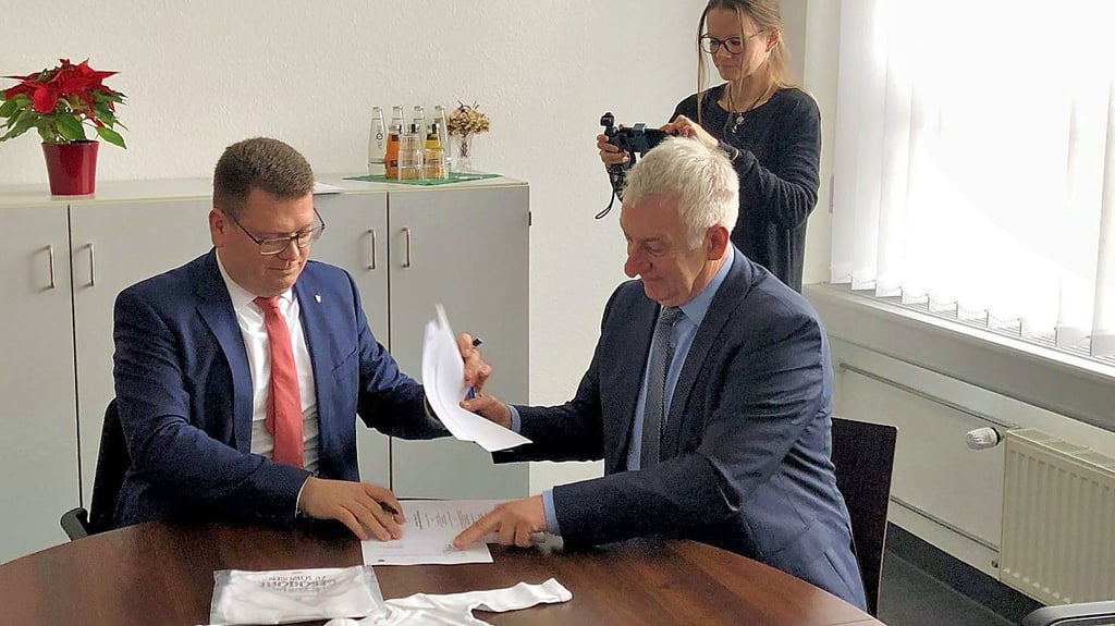 Vertragsunterzeichnung: Christian Tylsch (l.) und Matthias Lauterbach