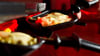 Bei Käsesorten mit einem Paraffin- oder Wachs-Überzug muss die Rinde abgeschnitten werden, bei Raclette-Käse dagegen nicht.