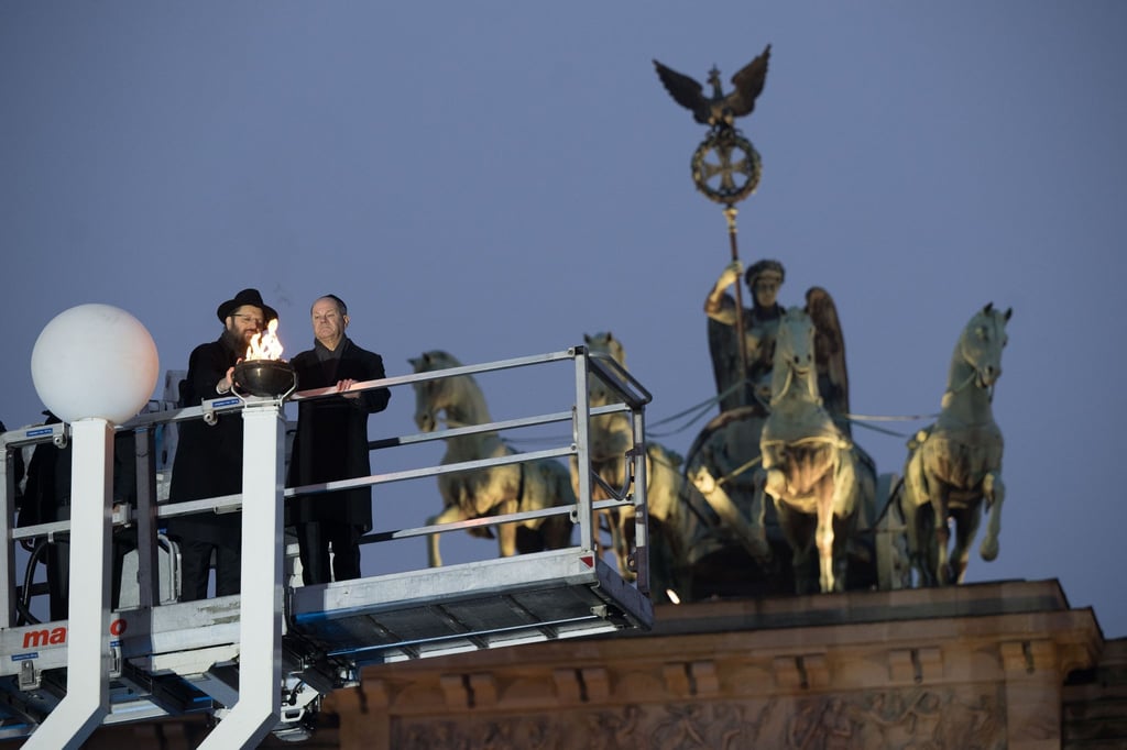 Rabbiner Yehuda Teichtal (l) und Kanzler Olaf Scholz (SPD) beim Chanukka-Lichterzünden am Brandenburger Tor.