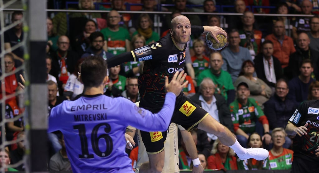 Tim Hornke war gegen den FC Porto, hier eine Szene aus dem Spiel im Oktober in der Getec-Arena, mit acht Toren zusammen mit Omar Ingi Magnusson beim Sieg in Portugal bester SCM-Werfer.