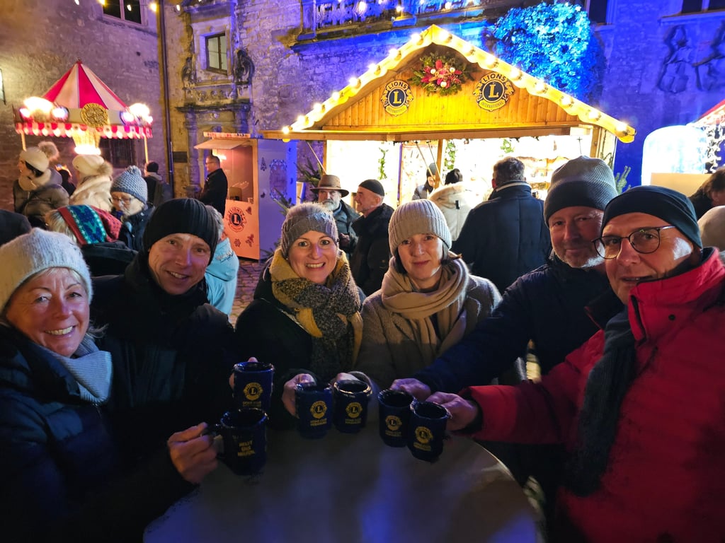 Eine fröhliche Glühweinrunde vor der Hütte der Merseburger Lions