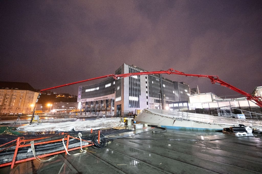 Arbeiter betonieren Ende November das letzte Stück des Dachs des neuen Tiefbahnhofs des milliardenschweren Bahnprojekts Stuttgart 21.