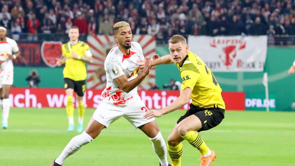 Julian Ryerson (r.) im Zweikampf mit RB-Spieler Benny Henrichs.