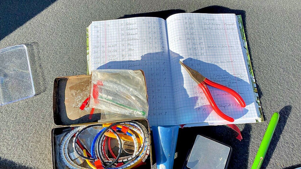 Bevor der Vogel einen Aluminium-Ring bekommt, werden die Art, das Alter, das Geschlecht sowie Größe und Gewicht bestimmt. Die Daten werden in einem Notizbuch festgehalten und an die Beringungszentrale Hiddensee übermittelt.