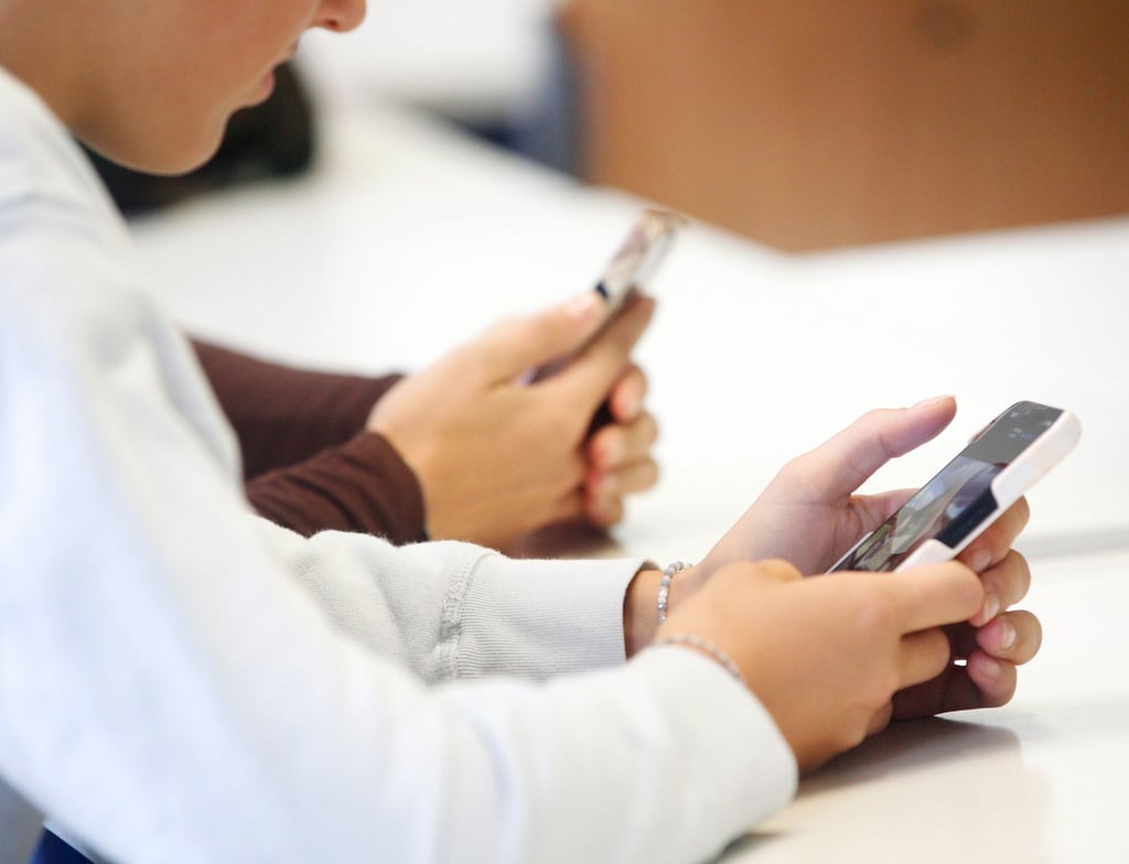 Mehr Texten als Sprechen? Eine Krankenkasse warnt vor Sprachstörungen bei Kindern.
