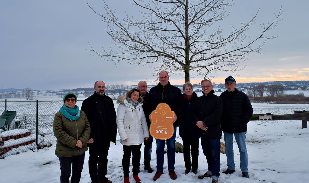 Stefanie Ladenthin von Mitgas (3. v. li.) übergibt symbolisch die 500 Euro an die Cattauer und Bürgermeister Thomas Schneider (2. v. li.).