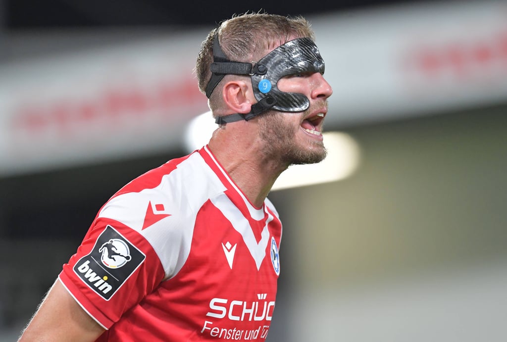 Mit seiner Maske, die seine Gesichtsknochen schützt, erinnert Fabian Klos an einen antiken Gladiator.