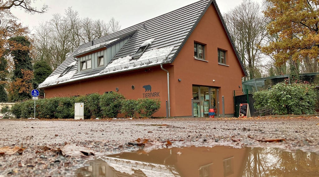Der Neubau mit Kasse, Imbiss und Sanitäranlagen sowie einer Dienstwohnung für den Tierparkleiter war im Dezember 2020 eröffnet worden.
