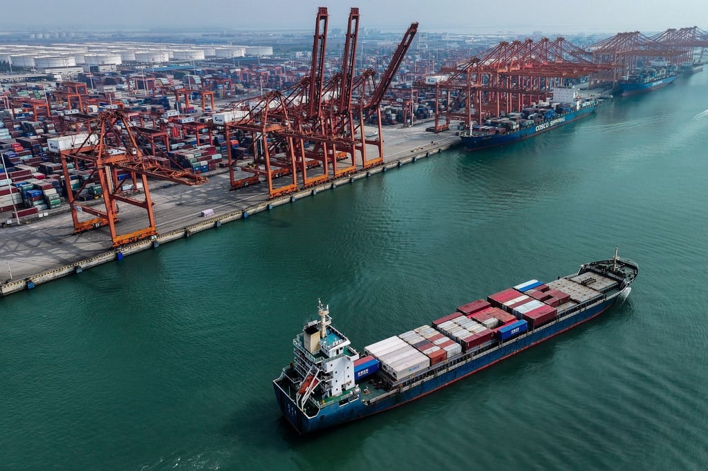 Ein Containerschiff verlässt den Hafen von Qinzhou in der südchinesischen autonomen Region Guangxi Zhuang.