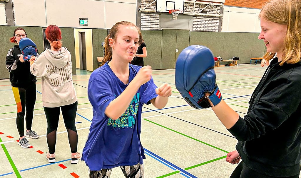 Lena (von links), Maja, Juliana und Caitlin versuchen sich in ihrer ersten Stunde gleich mit den Fäusten zu Wehr zu setzen.