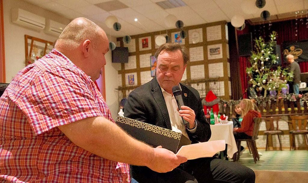 Michael Jahn gratuliert Markus Stolle (l.) zum Vereins-Jahrestag.