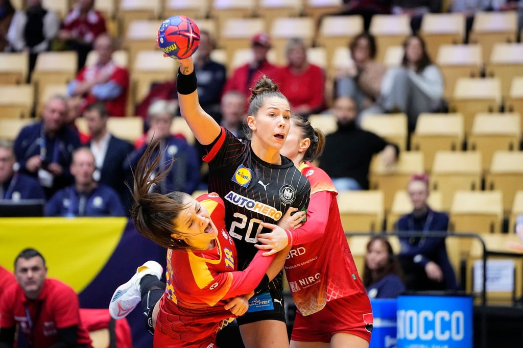 Co-Kapitänin Emily Bölk (M) und die DHB-Frauen setzten sich dank einer starken zweiten Halbzeit gegen Rumänien durch.
