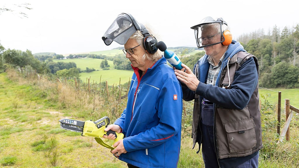 Mini-Kettensäge aber Maxi-Sound? Auch die Lautstärke der handlichen Sägewerkzeuge wurde getestet.