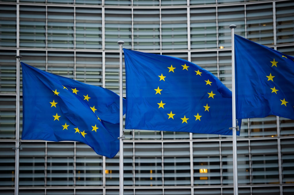 Europaflaggen wehen vor dem Sitz der EU-Kommission. Die nächste Europawahl ist für Juni 2024 angesetzt worden.