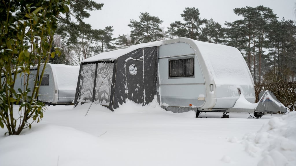 Wer seinen Wohnwagen im Winter nicht nutzt, sollte ihn vorher gründlich auf die Ruhepause vorbereiten.