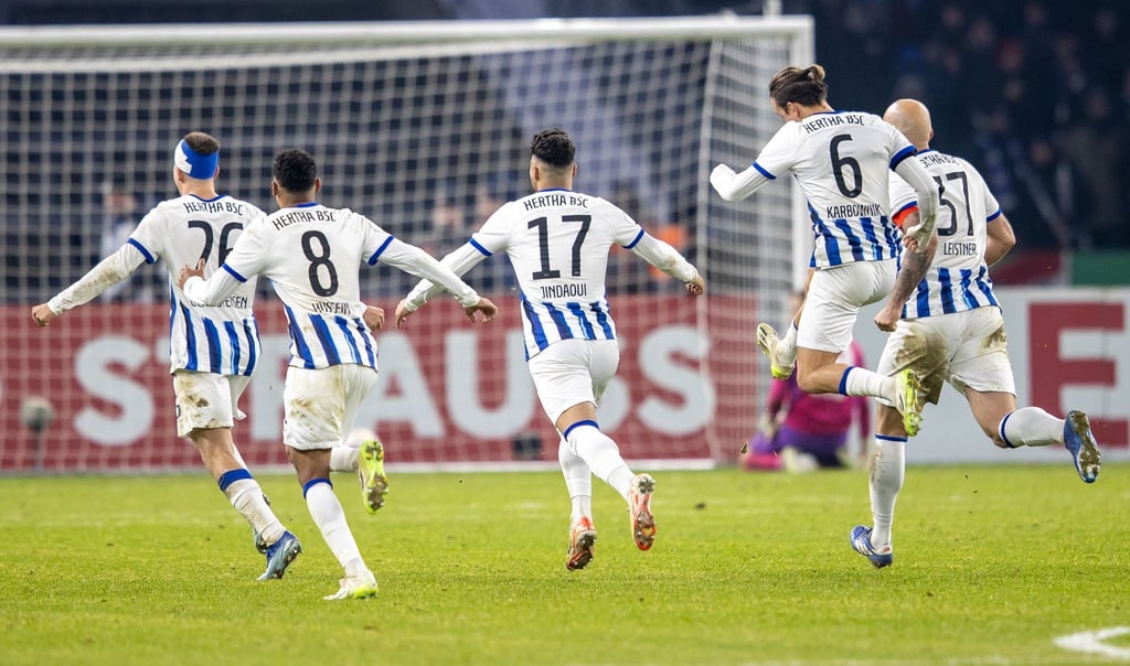 Berlins Reese trifft im Elfmeterschießen zum 5:3 und die Mannschaft feiert den Sieg.