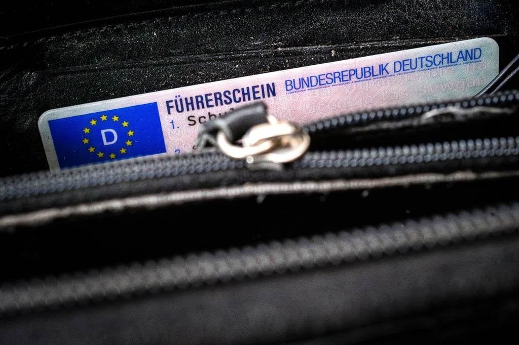 Der Verkehrsausschuss im EU-Parlament spricht sich für regelmäßige medizinische Untersuchungen für Autofahrer aus. Noch ist unklar, ob das kommt. (Illustration)