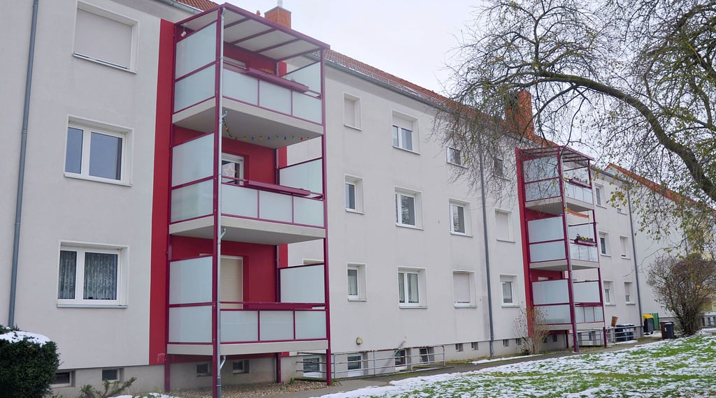 In der Charlottenstraße 16 – 18 in Staßfurt hat die WBG neue Balkone angebaut. Auch das sei ein Zeichen für die finanzielle Stabilität, heißt es.