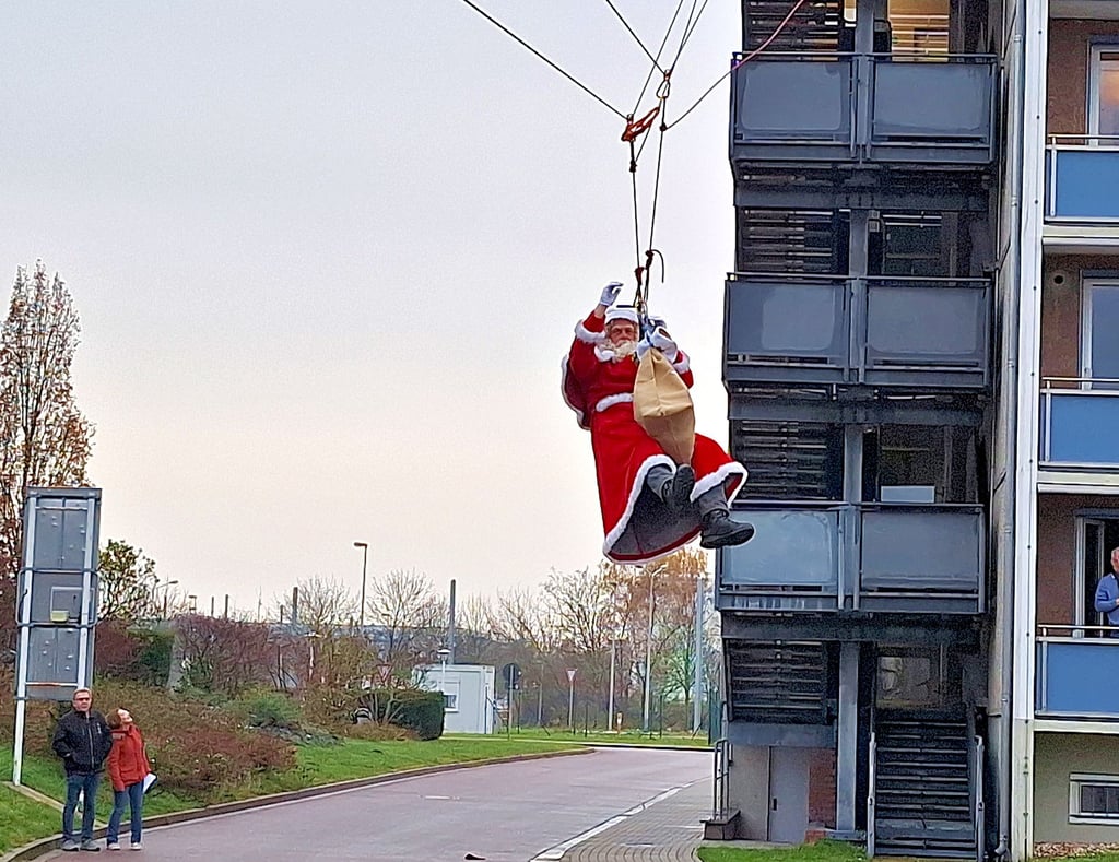 Am Seil, statt auf dem Schlitten: Am Mittwoch kam der Nikolaus ins Städtische Klinikum.