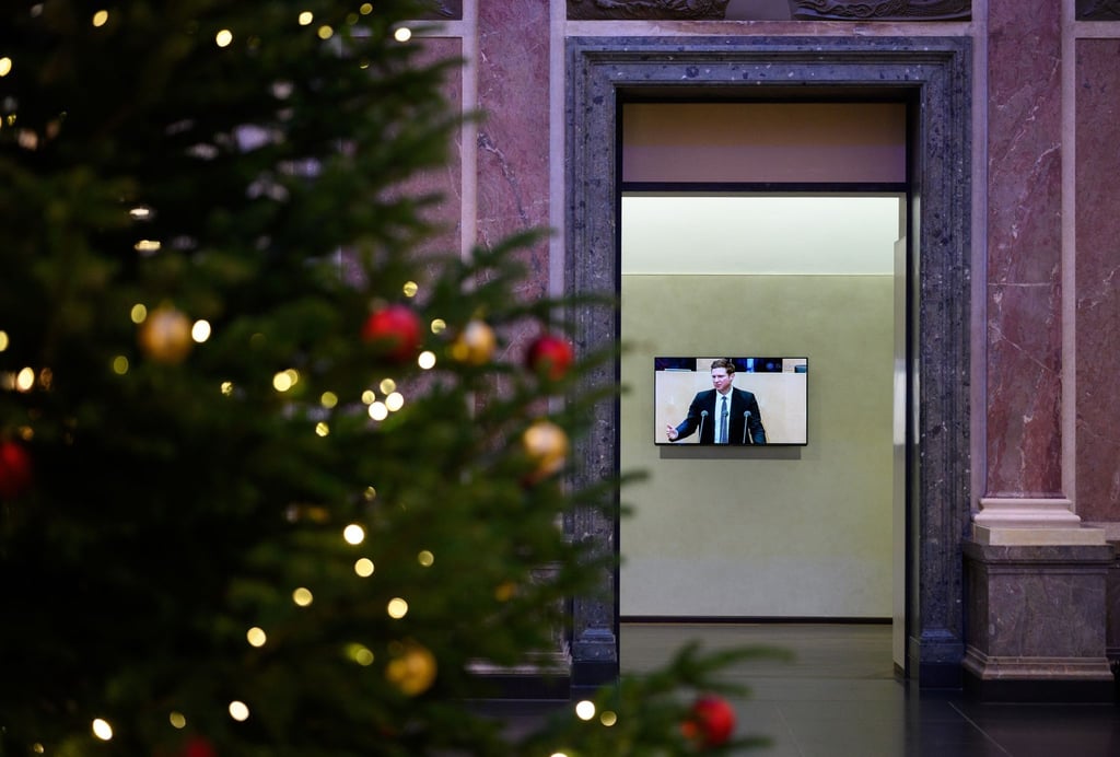 In der normalerweise bei Sitzungen gut gefüllten, heute aber leeren Wandelhalle des Bundesrats, ist auf einem Bildschirm die Rede von Florian Toncar (FDP) bei der Sondersitzung vom Deutschen Bundesrat zum Regierungsentwurf für einen Nachtragshaushalt 2023 zu sehen.