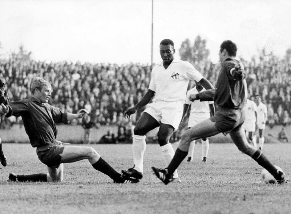 Ein Jahr nach dem Tod von Fußball-Legende Pelé ist sein Herzensverein FC Santos erstmals in der 111-jährigen Vereinsgeschichte zweitklassig.