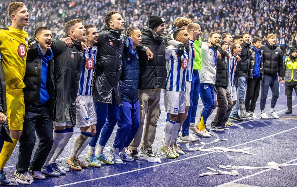 Berlins Reese trifft im Elfmeterschießen zum 5:3 und die Mannschaft feiert mit ihren Fans den Sieg.