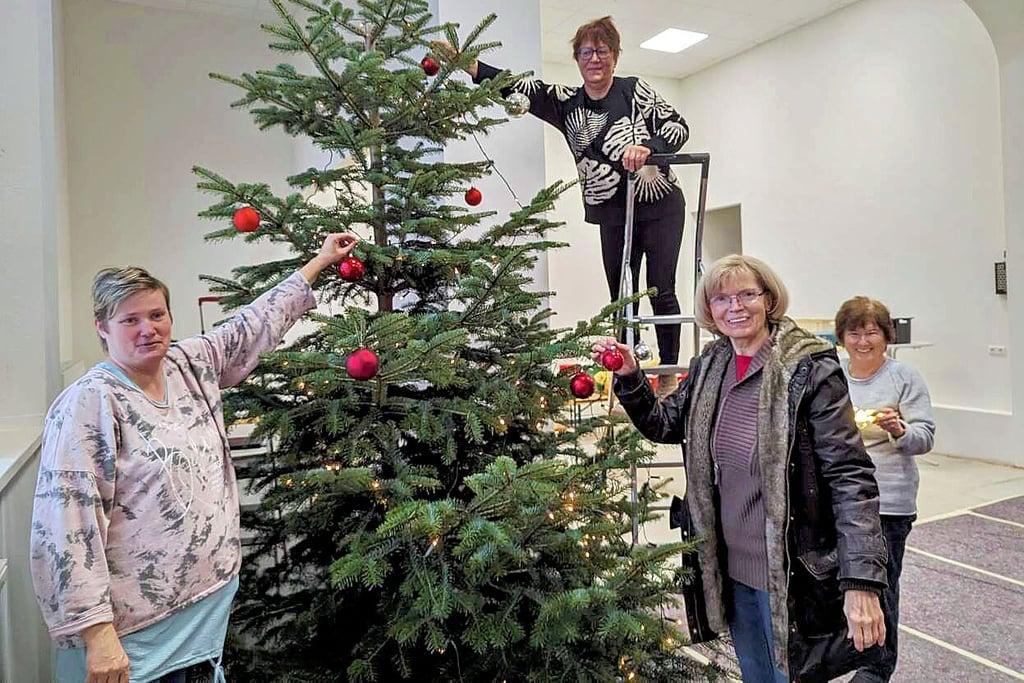 Mitglieder des Gemischten Chores Gerwisch schmückten gestern den Weihnachtsbaum in Lentges Saal.