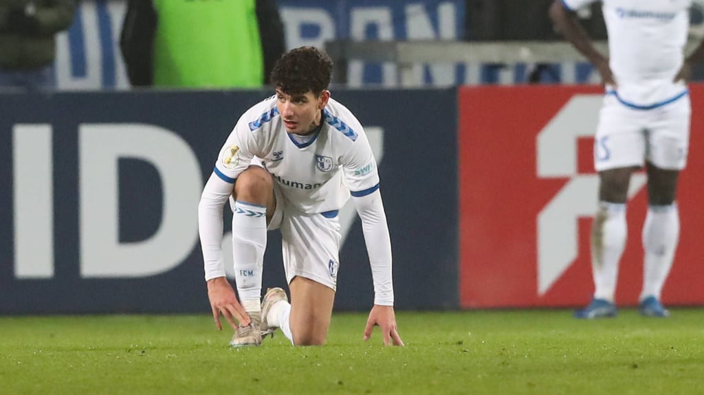 Der rechte Fuß macht Probleme: Daniel Elfadli ist nach dem Spiel des 1. FC Magdeburg gegen Fortuna Düsseldorf offenbar angeschlagen.