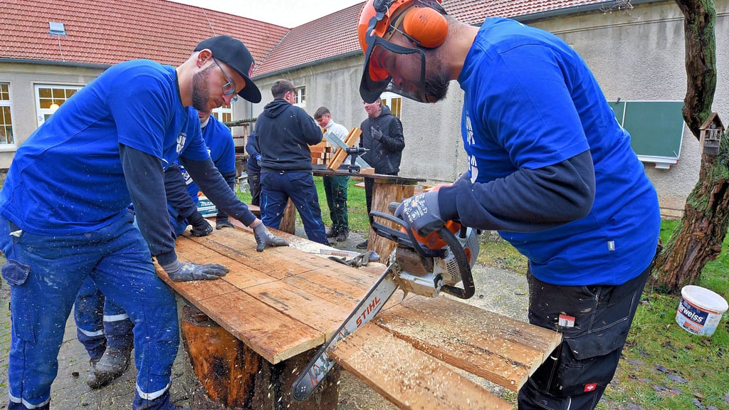 An der Seelandschule Nachterstedt wird ein neuer Unterstand für Zweiräder gebaut. Mit dabei sind die Männer von EnviaM, Mitarbeiter der Firma Engel und natürlich die Schüler selbst.